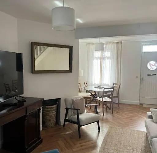 Original 1920s Center House Fully Renovated Casa de Férias